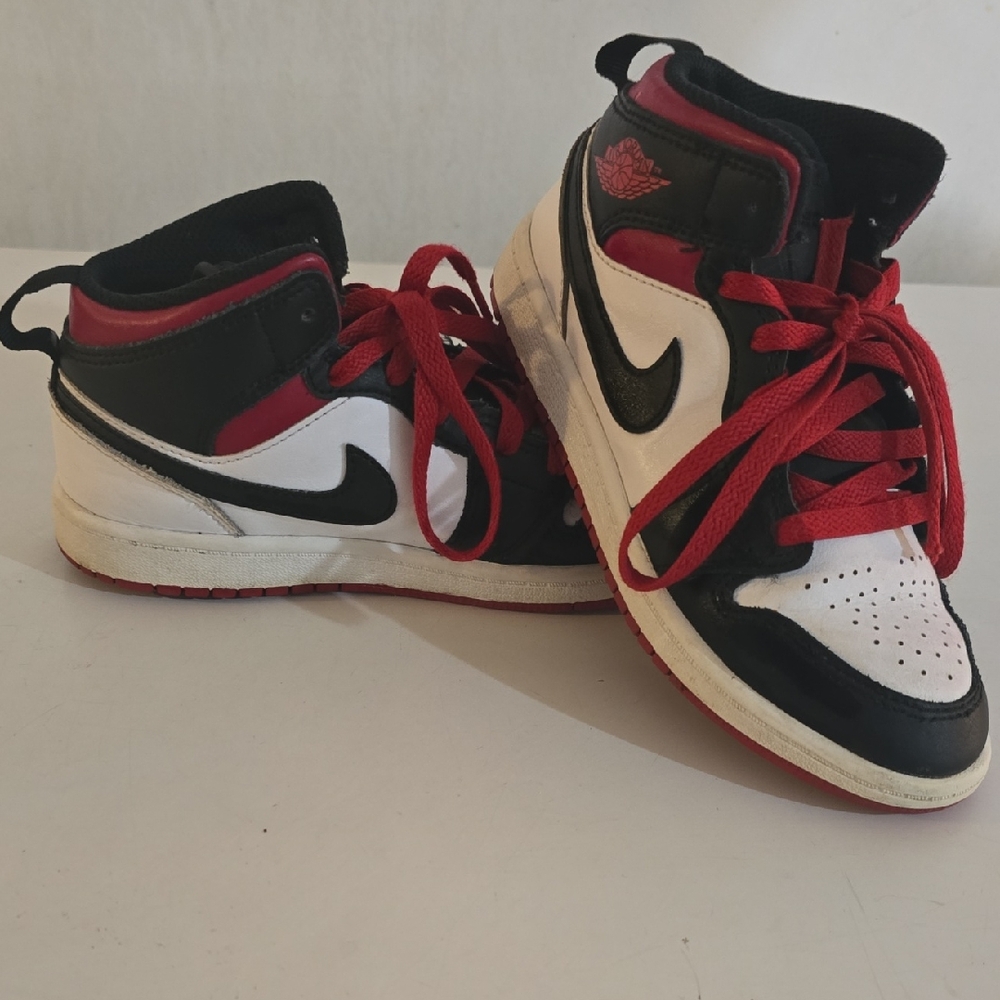 USED- Nike Kids Sneakers - Black, Red, White 1Youth